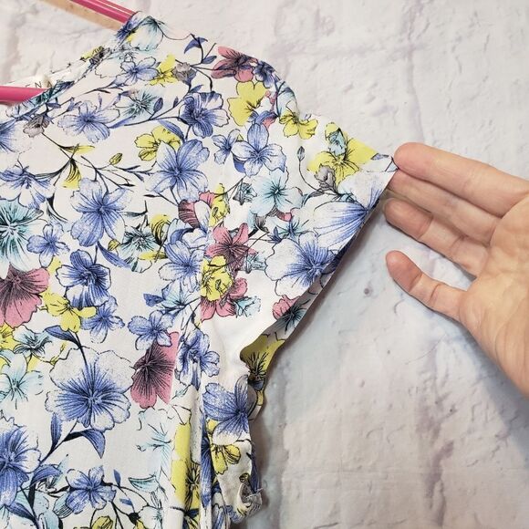 KENAR Cap Sleeve Floral Lightweight Blouse - Picture 3 of 9